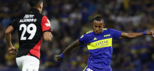 Sebastián Villa se reportó con asistencia en el empate de Boca / AFP