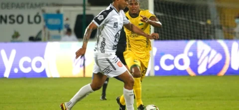 Bucaramanga perdió 1-2 frente a Envigado. / Foto: VizzorImage - Jaime Moreno