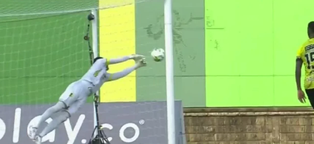 José Luis Chunga protagonizó doble atajada frente a Jaguares.