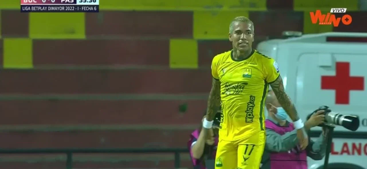 Dayro probó con un cabezazo