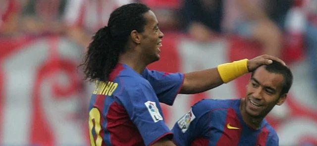 Ronaldinho celebra con Barcelona / Foto AFP