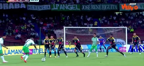 Dorlan Pabón, en la pelota quieta, inquietó la portería de Alianza Petrolera.