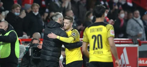 Borussia Dortmund se mete nuevamente en la pelea / Foto AFP