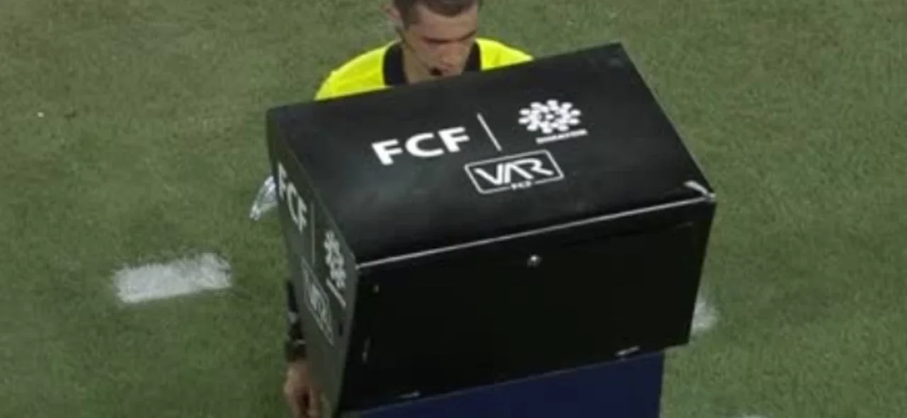 Jaguares marcó, pero el árbitro anuló la jugada de gol.