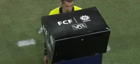 Jaguares marcó, pero el árbitro anuló la jugada de gol.