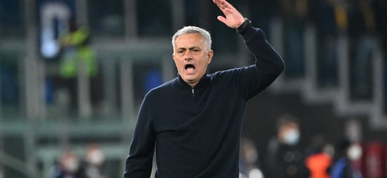 Mourinho en juego con la Roma / Foto AFP