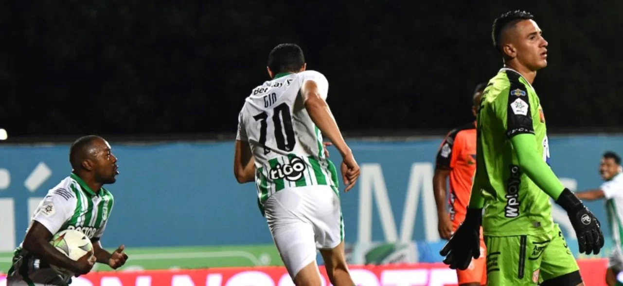 Nacional celebró en su visita a Envigado | Foto: VizzorImage / Luis Benavides