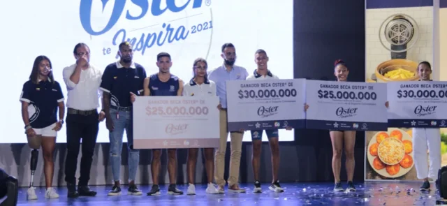 ocho jóvenes deportistas recibieron becas deportivas. / Foto: Cortesía Oster