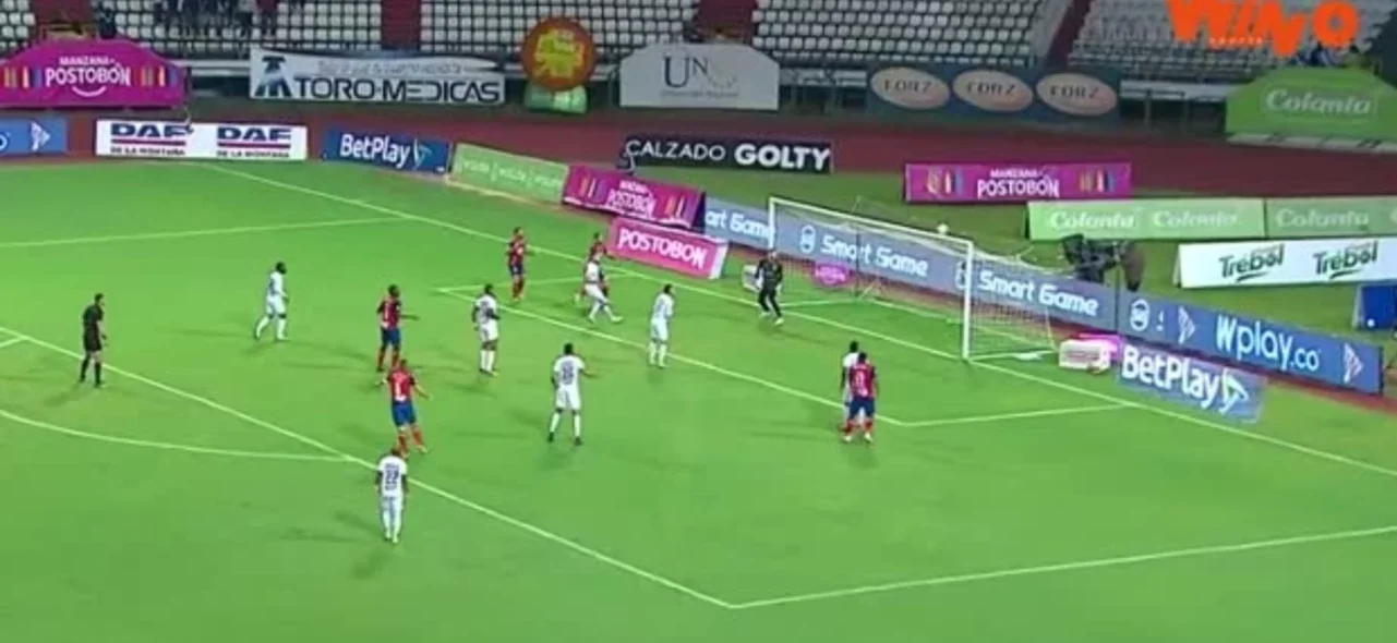 Pons cabeceó, pero el palo le negó el gol.