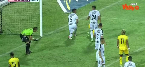 Kevin Pérez se asoció con Dayro Moreno y, por poco, empata el juego.