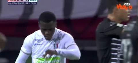 Quiñones buscó abrir el marcador con un potente cabezazo.