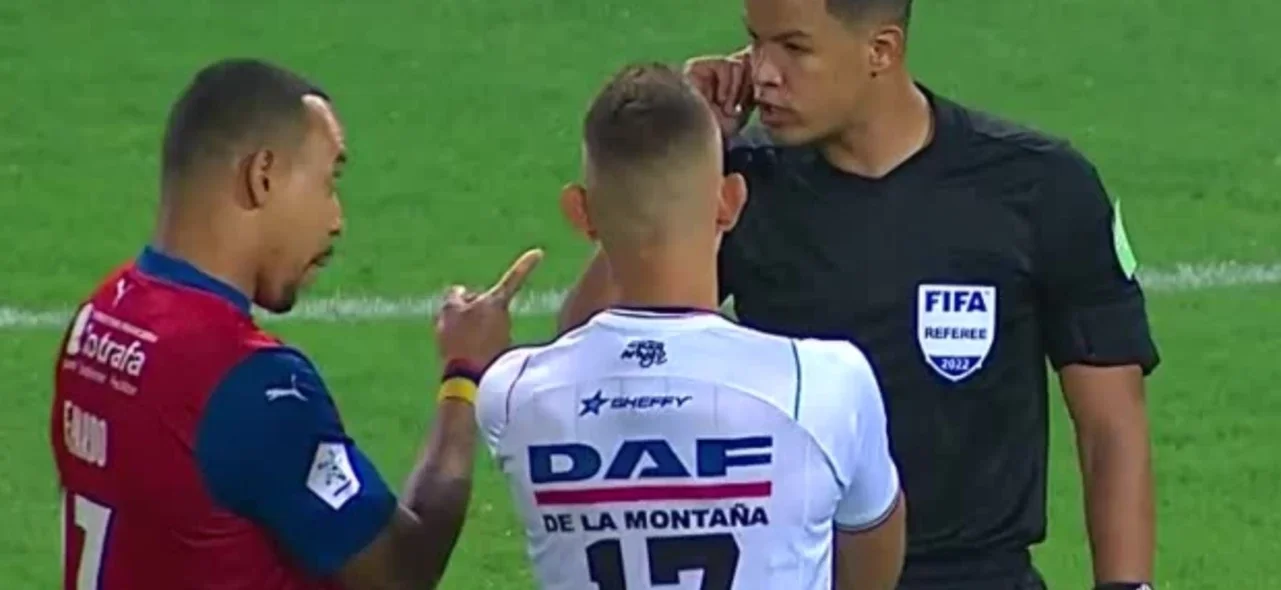 El árbitro revisó la acción y determinó que no había penal.