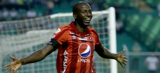 Adrián Ramos, dentro de los 19 convocados por Osorio. / Foto: VizzorImage - Samir Rojas