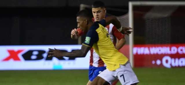 Jugadores de Ecuador y Paraguay disputan el balón / Foto: AFP