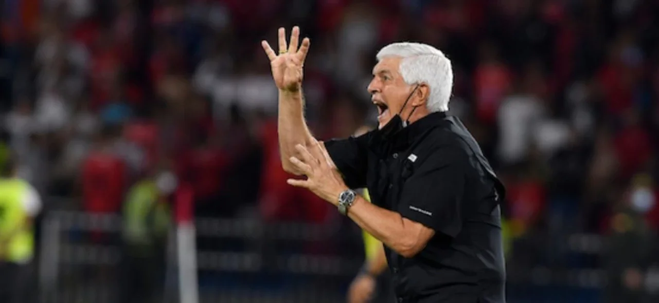 Julio Comesaña, técnico de Medellín/ VizzorImage