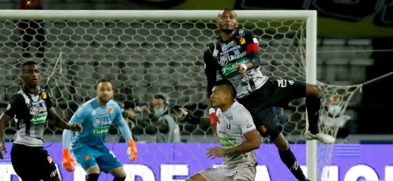 Ayron del Valle en juego ante Pereira / Foto VizzorImage