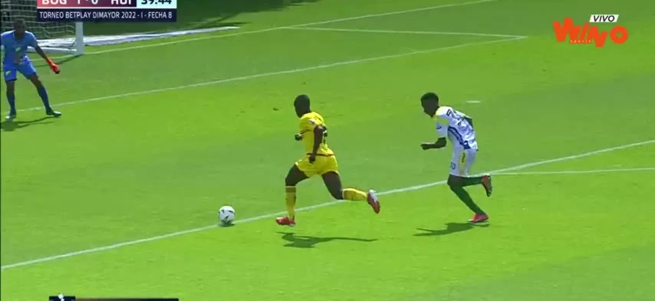 Johar Mejía estrelló el balón en el palo.