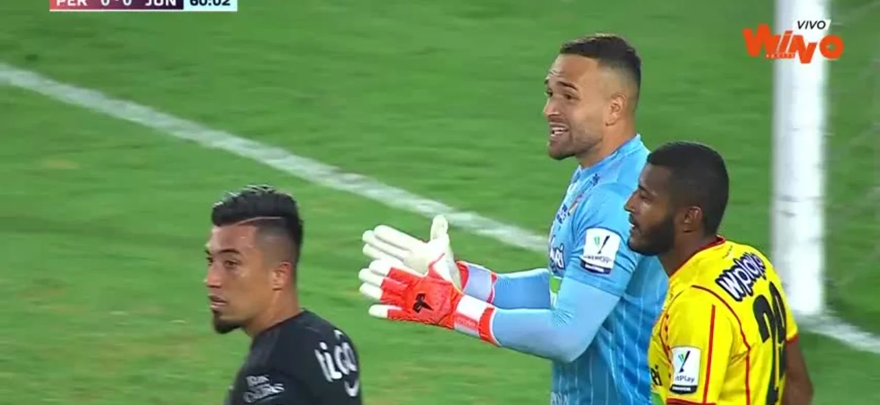 Castaño atajó el tiro libre de Hinestroza.