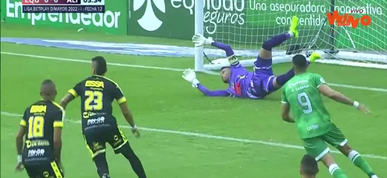 José Chunga evitó la caída de su arco.