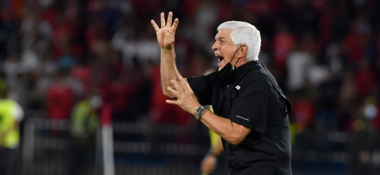 Julio Comesaña, técnico de Independiente Medellín. Foto: VizzorImage / Gabriel Aponte