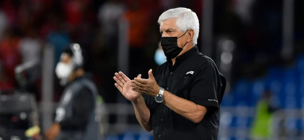 Julio Comesaña, técnico de Medellín. Foto: VizzorImage / Gabriel Aponte