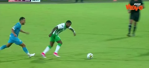 Dorlan Pabón busca su gol frente a Jaguares.