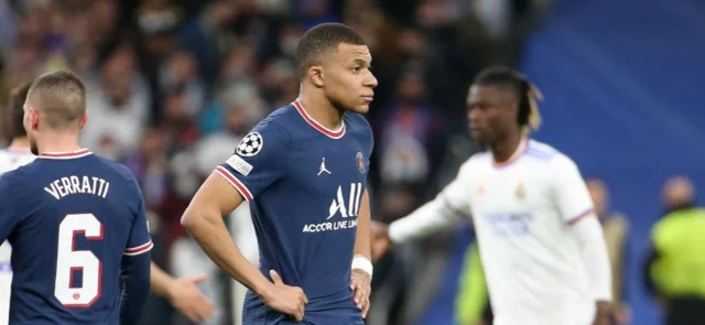 Mabappé tras el gol de Benzema / Foto AFP