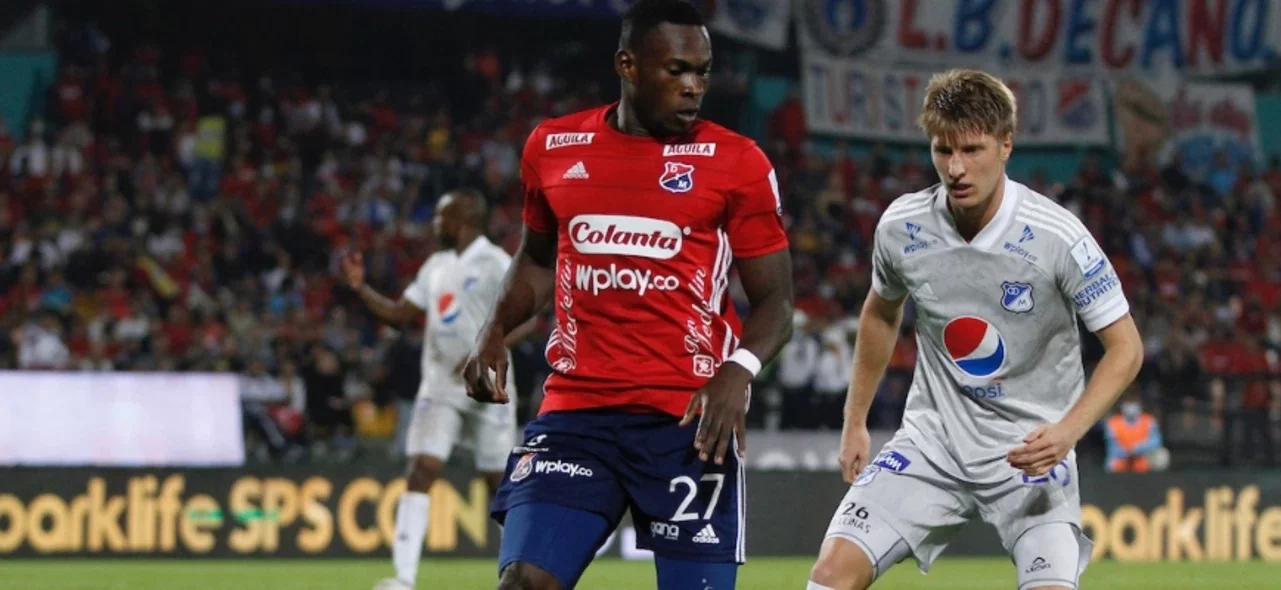 Cambindo y Llinas disputan el balón en un partido emocionante - VizzorImage / Juan Augusto Cardona