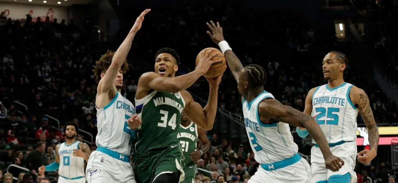 Antetokounmpo registró un doble-doble de 26 puntos y recuperó 16 balones. / Foto: AFP