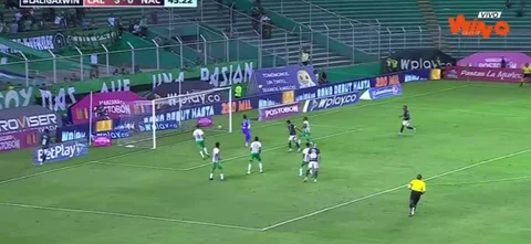 Cabezazo de Teófilo Gutiérrez que se estrelló en el palo.