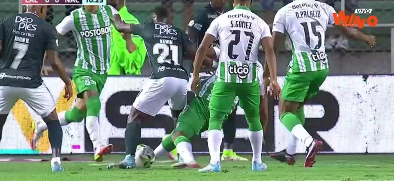 Penal a favor de Cali por falta sobre Kevin Velasco.