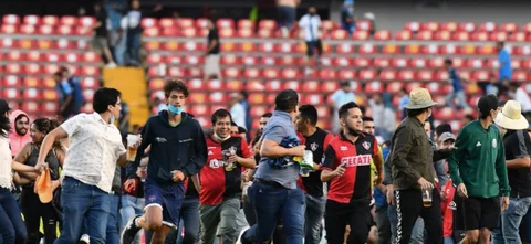 Momento de la invasión de cancha de los hinchas / Foto AFP