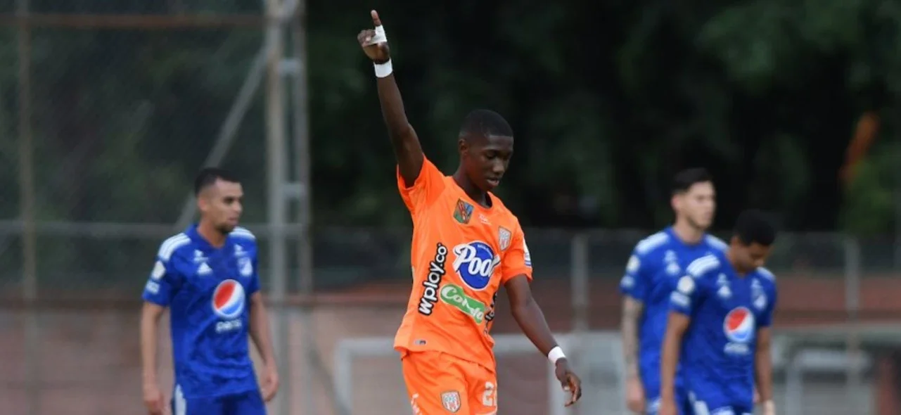 Yaser Asprilla, su presente en Envigado y su futuro en Watford | Foto: VizzorImage / Andrés Álvarez