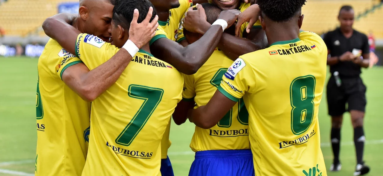 Real Cartagena celebra el triunfo sobre Llaneros / Foto VizzorImage