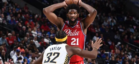 Embiid continuó aumentando los argumentos para ser elegido MVP / AFP