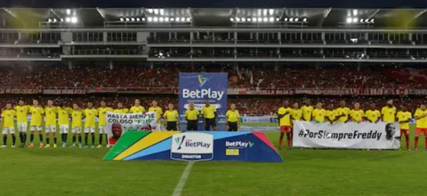 Los jugadores salieron con la camiseta #19 de la Selección Colombia/ Vizzorimage
