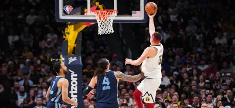 Un histórico Jokic guio la clasificación de Nuggets a playoffs / AFP