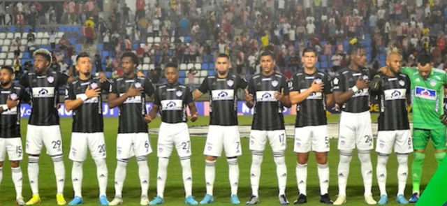 Plantel de Junior/ Vizzorimage