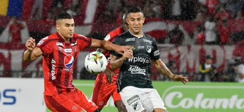 Sierra disputa un balón con Ortega / Foto VizzorImage