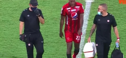 Elvis Mosquera abandonó el partido por lesión