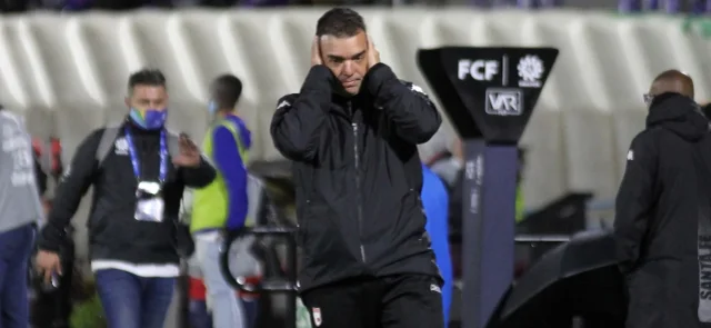 Martín Cardetti dejó de ser DT de Santa Fe. Foto: VizzorImage / Leonardo Castro