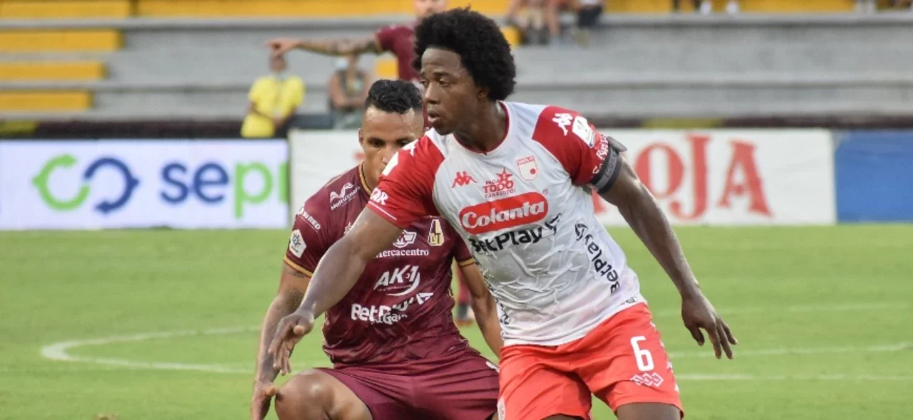 Carlos Sánchez en duelo con Anderson Plata / Foto VizzorImage