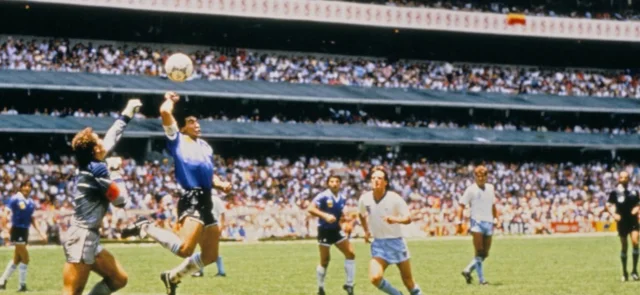 Maradona y el famoso gol de 'la mano de dios' / Foto AFP