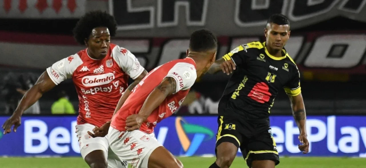 Santa Fe y Alianza Petrolera se enfrentan por la fecha 16 de Liga BetPlay - VizzorImage / Luis Ramirez