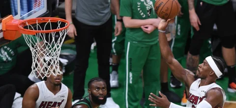 Jimmy Butler se reportó con 47 puntos, su récord en playoffs / AFP