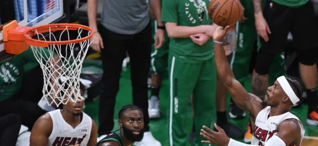 Jimmy Butler se reportó con 47 puntos, su récord en playoffs / AFP