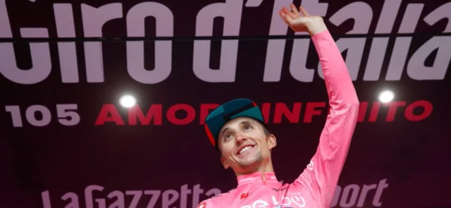 Hindley le arrebató la 'maglia rosa' a Carapaz/ AFP