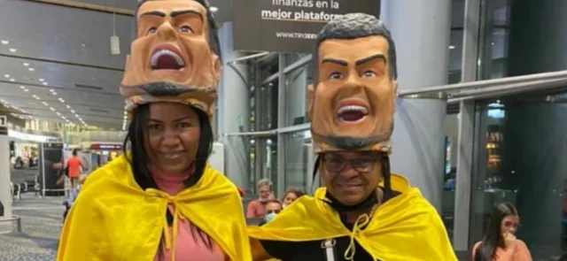 Padres de Luis Díaz en el aeropuerto de Bogotá/ @chrisfeescarlata70