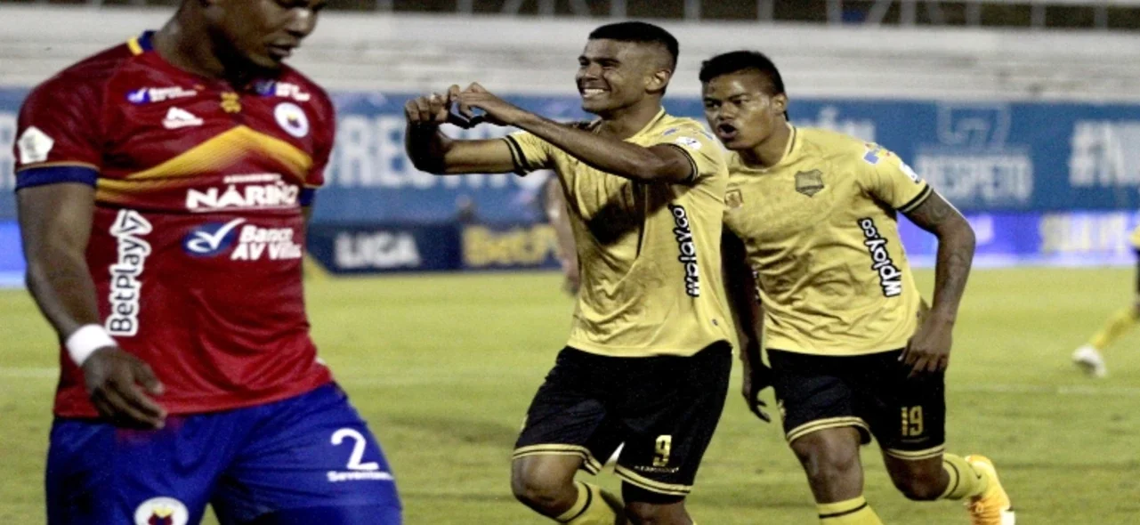 Victoria de Águilas Doradas -VizzorImage