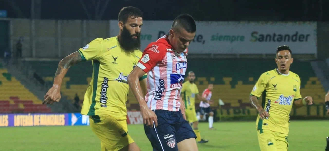 Bucaramanga y Junior se enfrentan por la Liga BetPlay. Foto: VizzorImage / Jaime Moreno